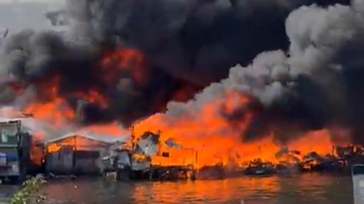 Massive fire engulfs residential area in the Philippine capital
