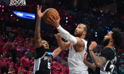 Brunson keys late surge as Knicks steal Game 1 in San Antonio