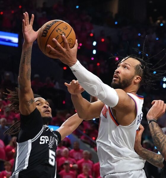 Brunson keys late surge as Knicks steal Game 1 in San Antonio